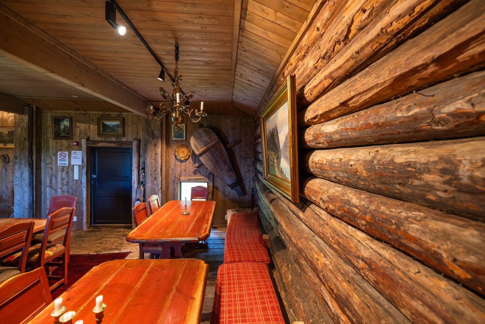 I låven er det plass til mange gjester og det er et lite kjøkken i bbygget Galleribilde