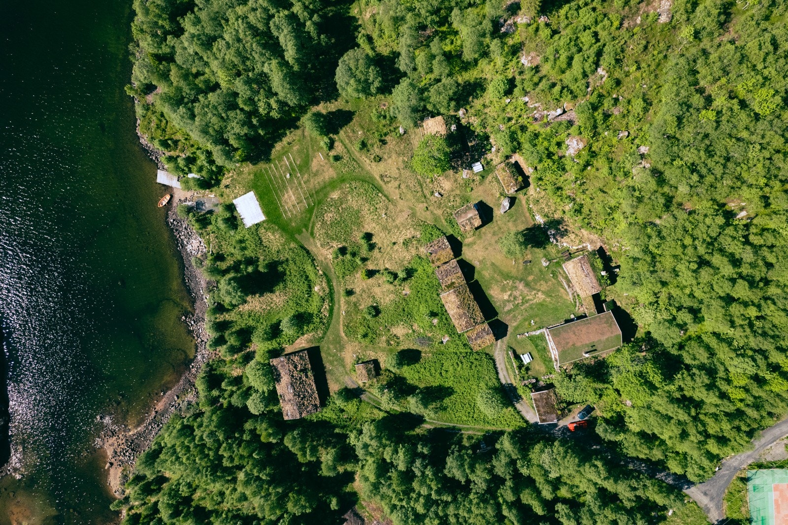 Det unike tunet grenser til Totak-vannet med rikelig fiske- og bademuligheter Galleribilde