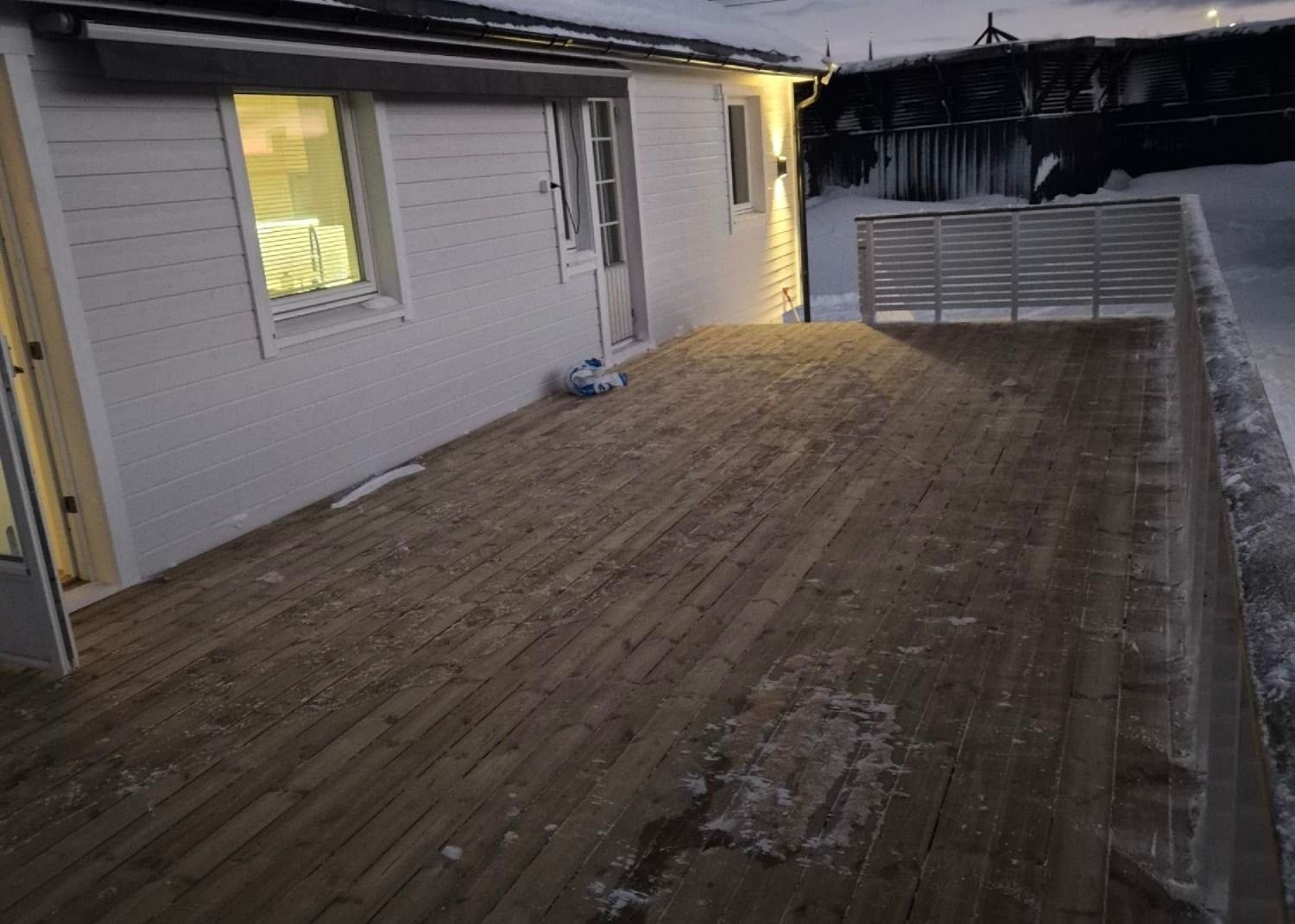 Stor elektrisk markise for skygge når solen steker som værst. Galleribilde