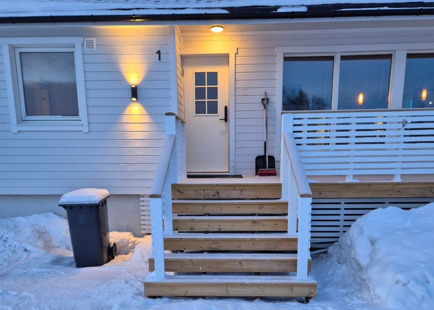 Nyrenovert inngangsparti. Dør med Yale doorman, så nøkkelfri adkomst. Galleribilde