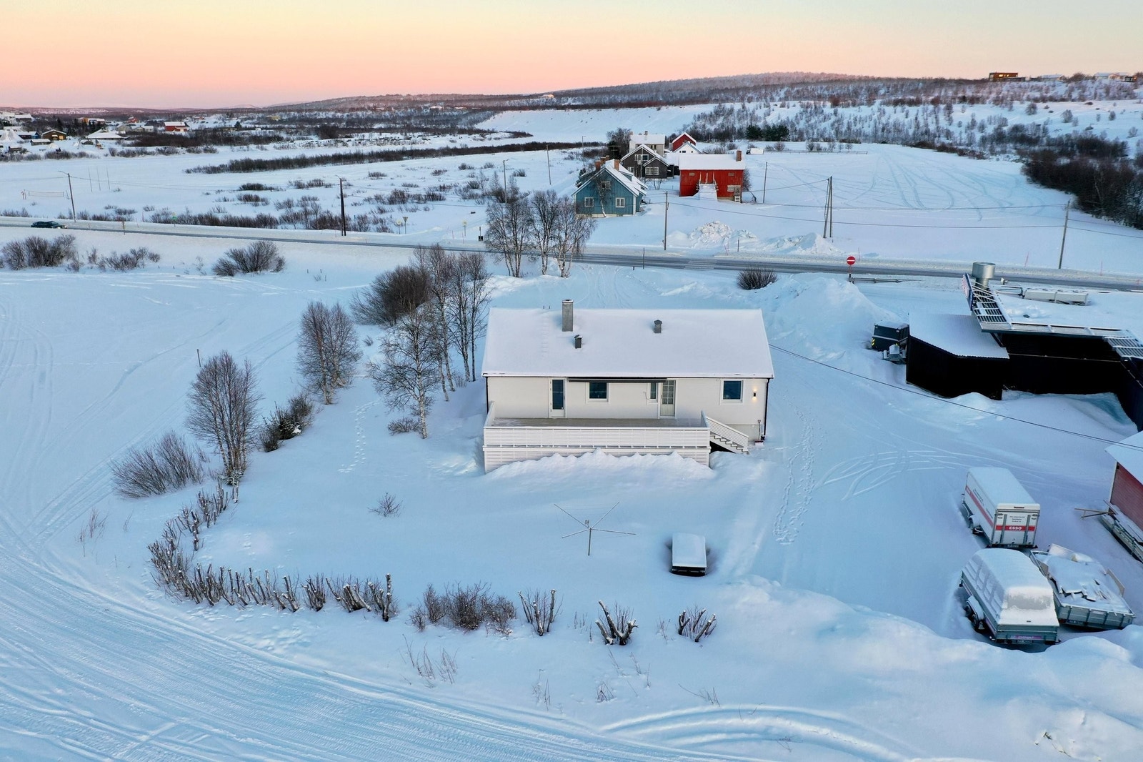 Baksiden av huset fra luften. Galleribilde