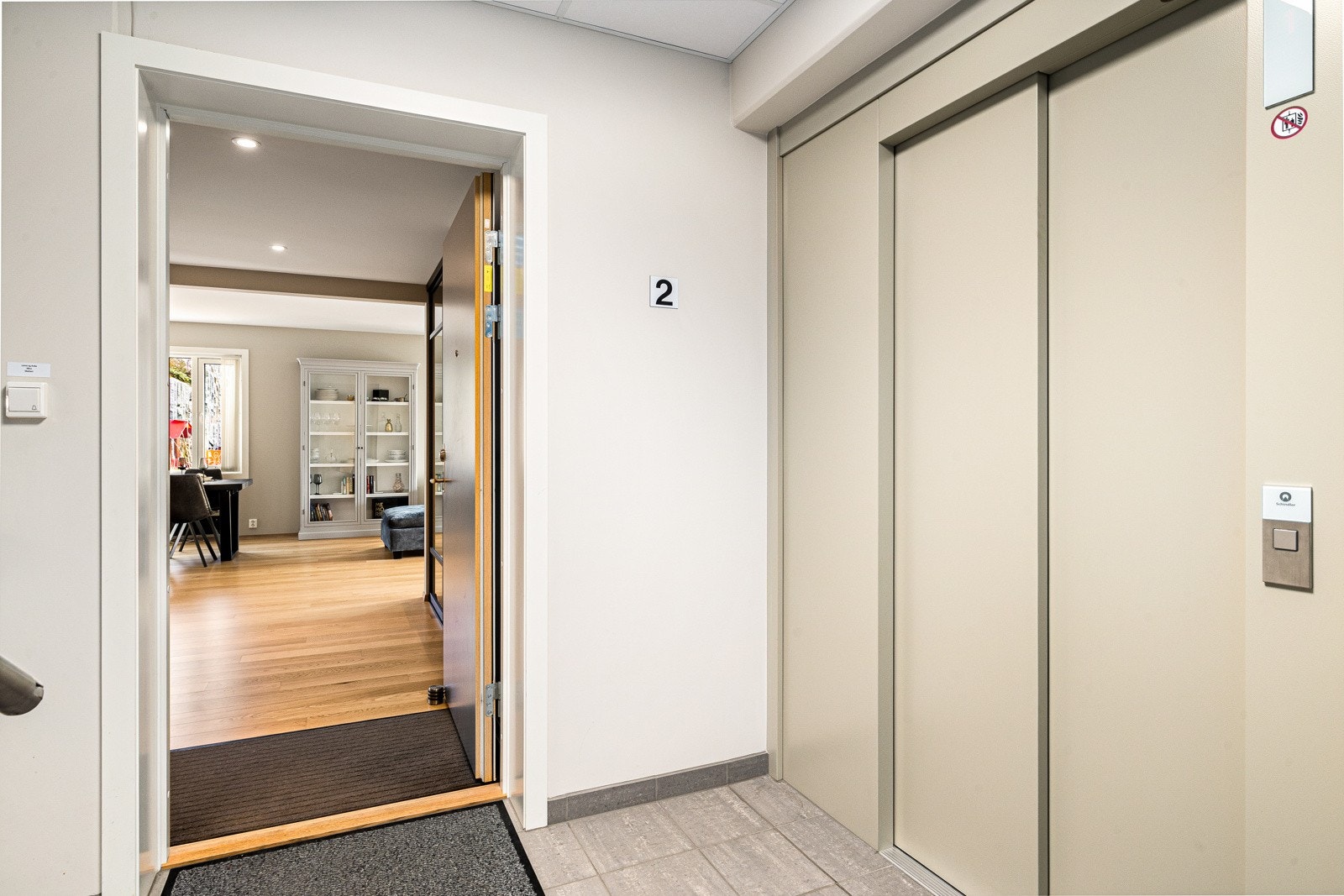 Gjennomgående høy standard. Enkel adkomst med heis rett ved egen inngangsdør Galleribilde