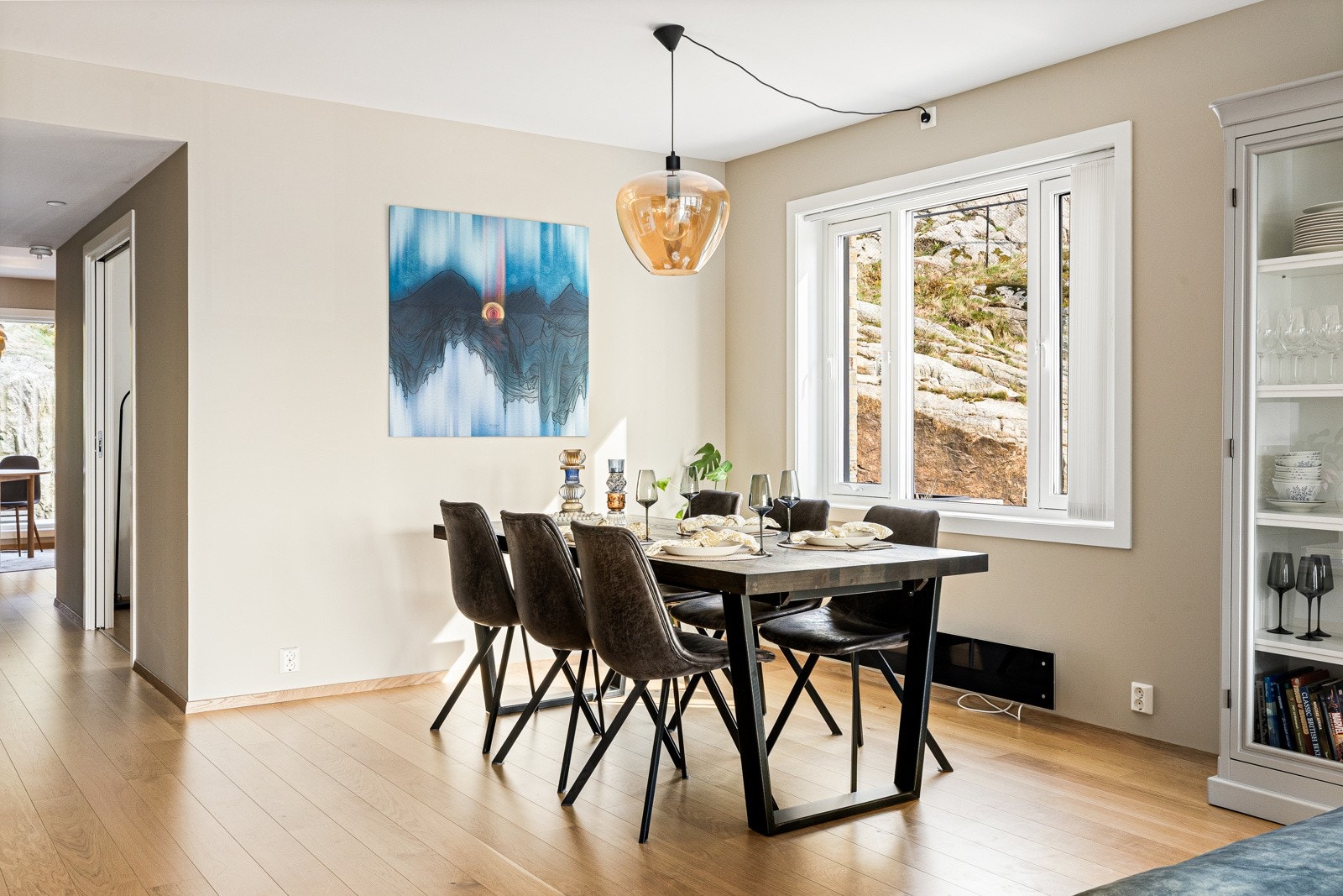 I stuen er det naturlig plass til en sosial spisegruppe Galleribilde