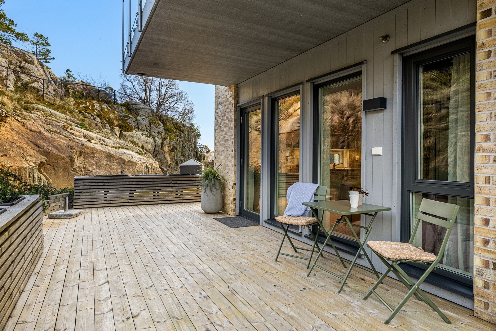 Her er det god plass til både sittegrupper og grill. Galleribilde