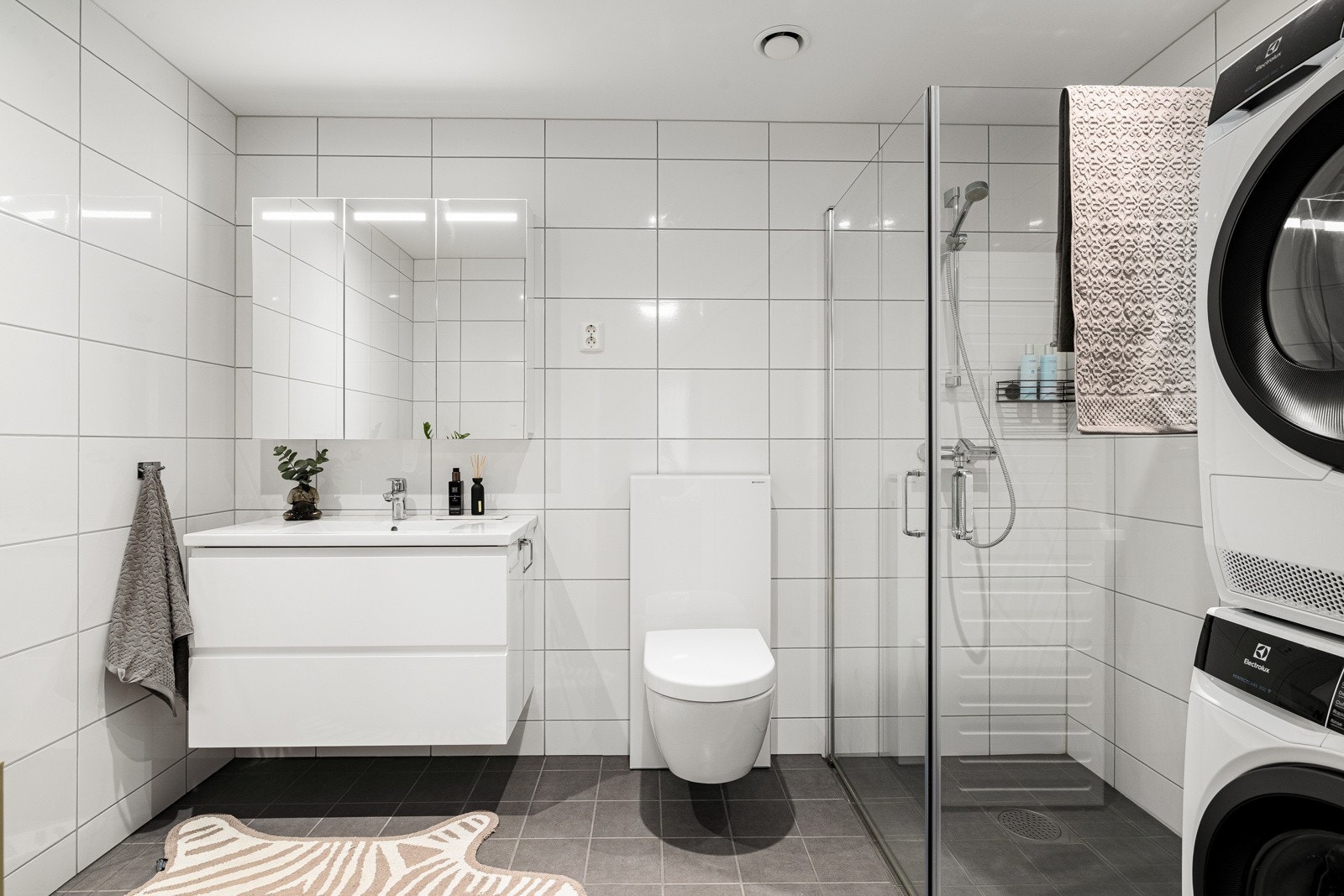 Pent baderom med flislagte overflater og behagelig gulvvarme Galleribilde