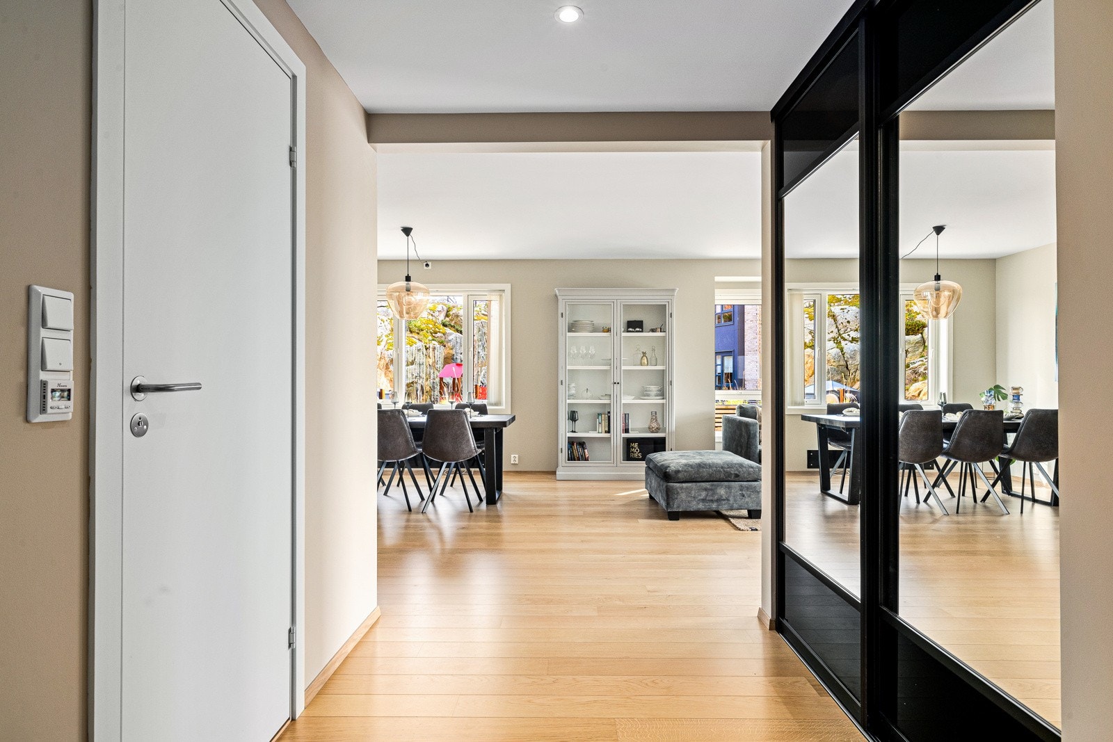 Lys og innbydende entré som gir et godt førsteinntrykk. Praktiske garderobeskap sørger for en ryddig inngangssone. Galleribilde