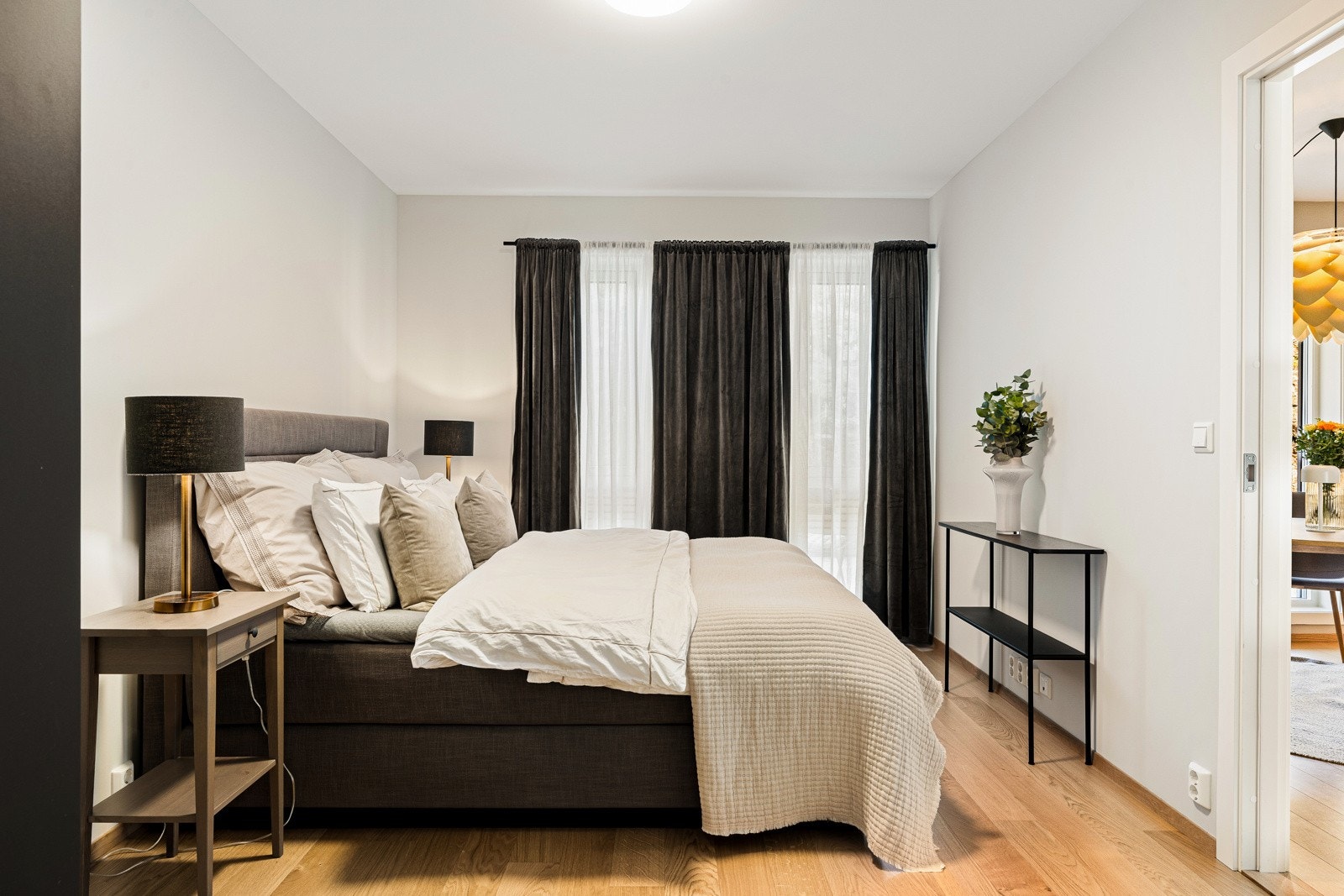 Soverommet er romslig med plass til dobbeltseng og tilhørende møblement Galleribilde