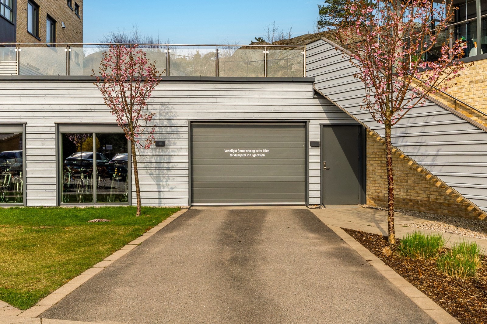 Enkel adkomst til garasje i byggets underetasje Galleribilde
