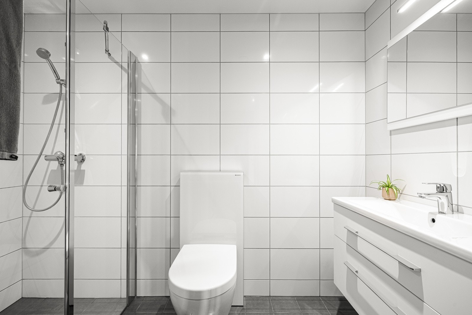 Det andre baderommet er også pent med flislagte overflater Galleribilde