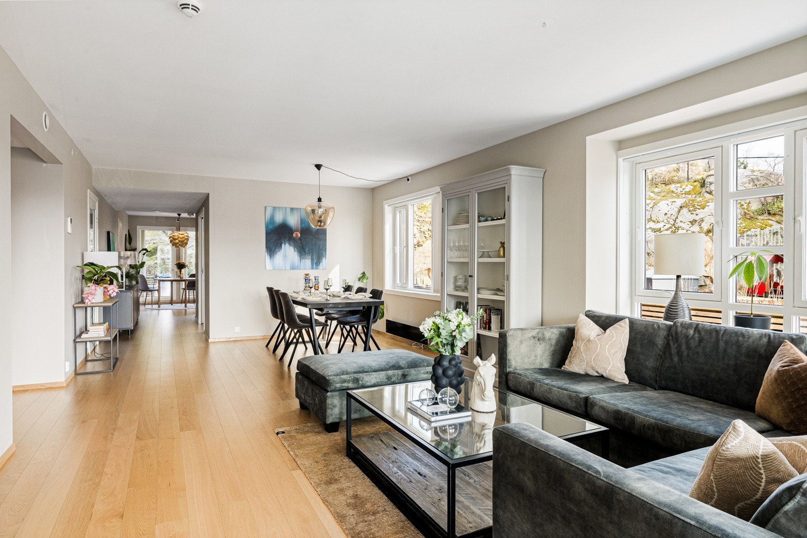 Leiligheten byr på et stort, sosialt oppholdsrom med stue og spisestue Galleribilde