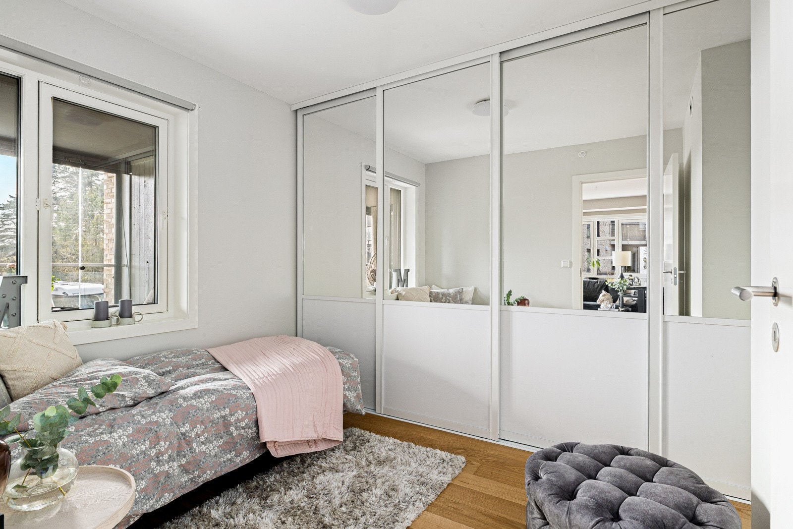 Innredet med romslig skyvedørsgarderobe Galleribilde