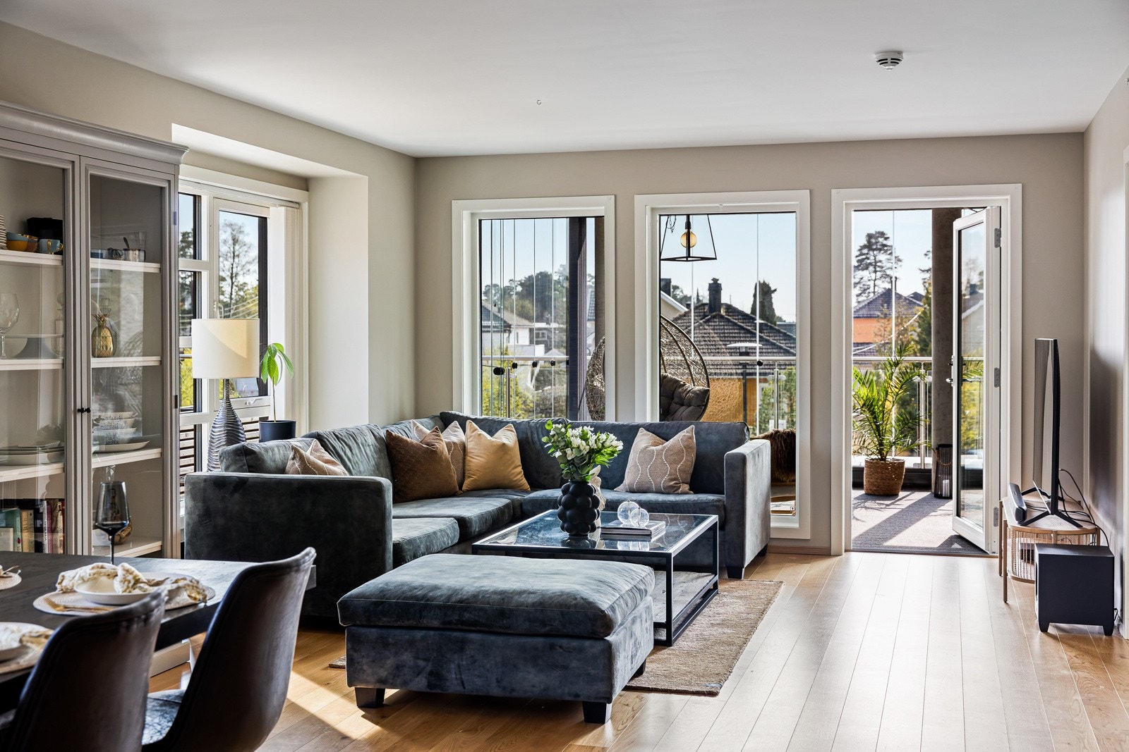 Velkommen til en moderne og meget innbydende 4-roms leilighet på hele 112 m² Galleribilde