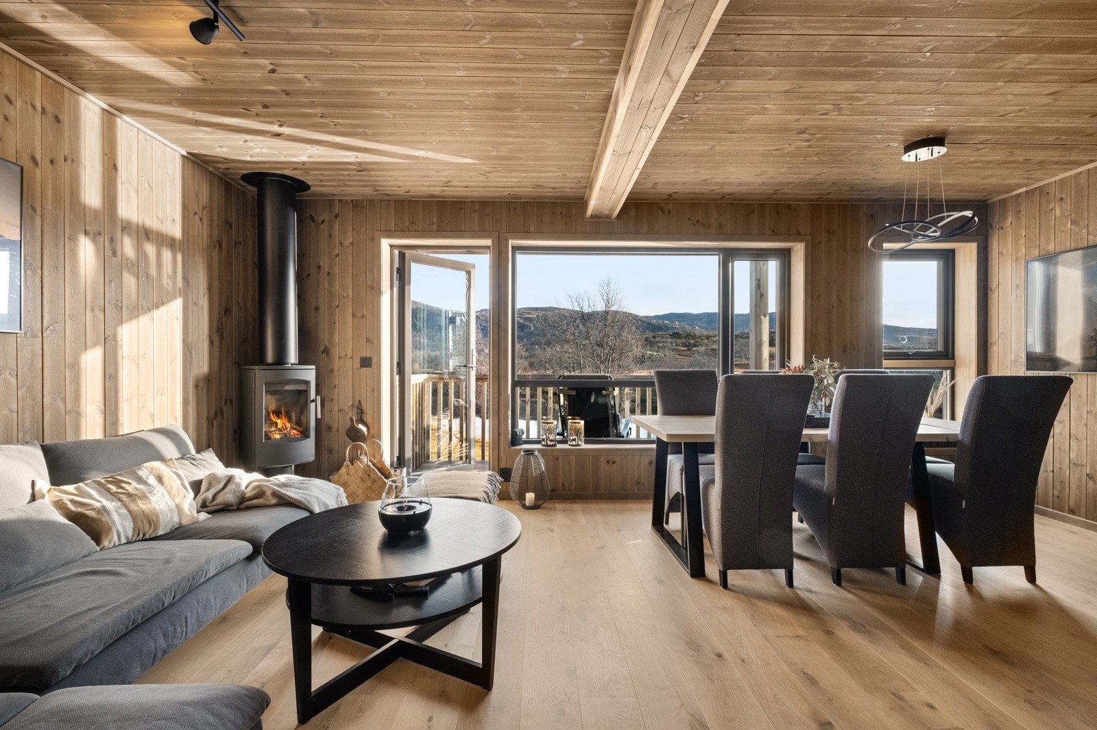 Stilfull fritidsbolig på Maurset, presentert av Proaktiv Eiendomsmegling. Galleribilde