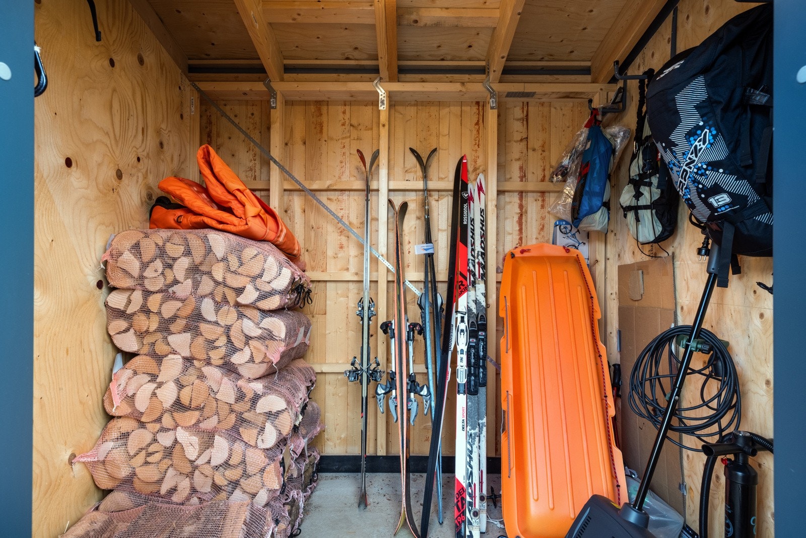 Utvendig sportsbod. Galleribilde