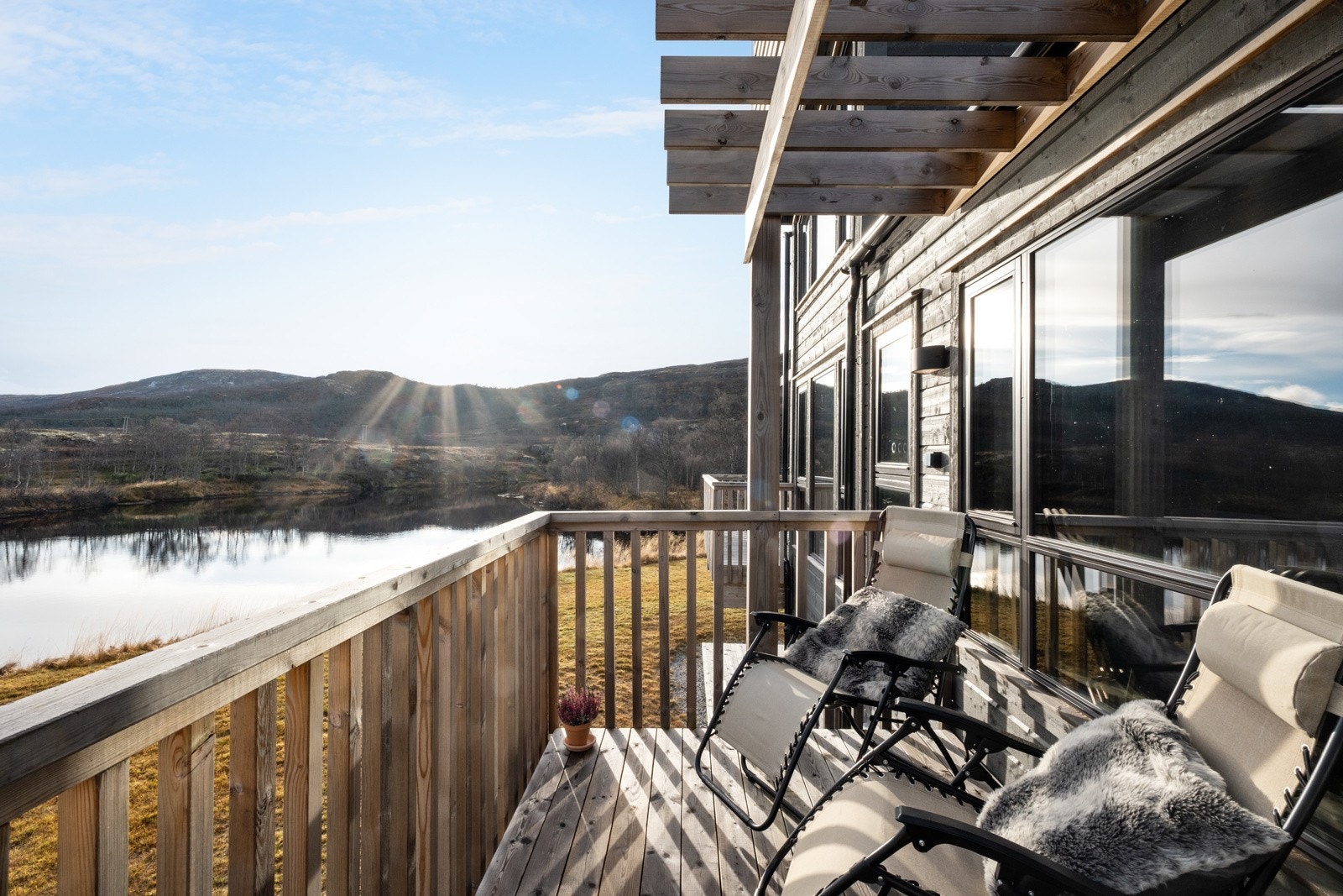 Leiligheten tilbyr to balkonger på hver side av bygget, noe som sikrer både morgen- og ettermiddagssol. Galleribilde