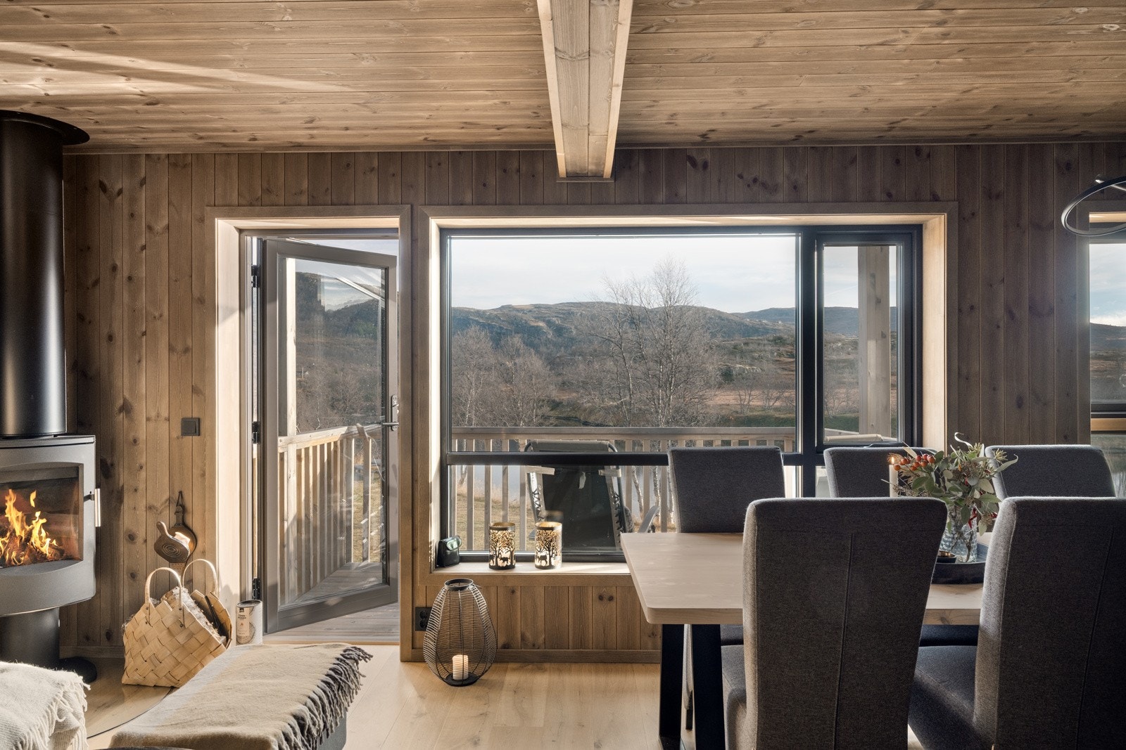 Store vindusflater gir strålende utsikt og gode lysforhold. Galleribilde