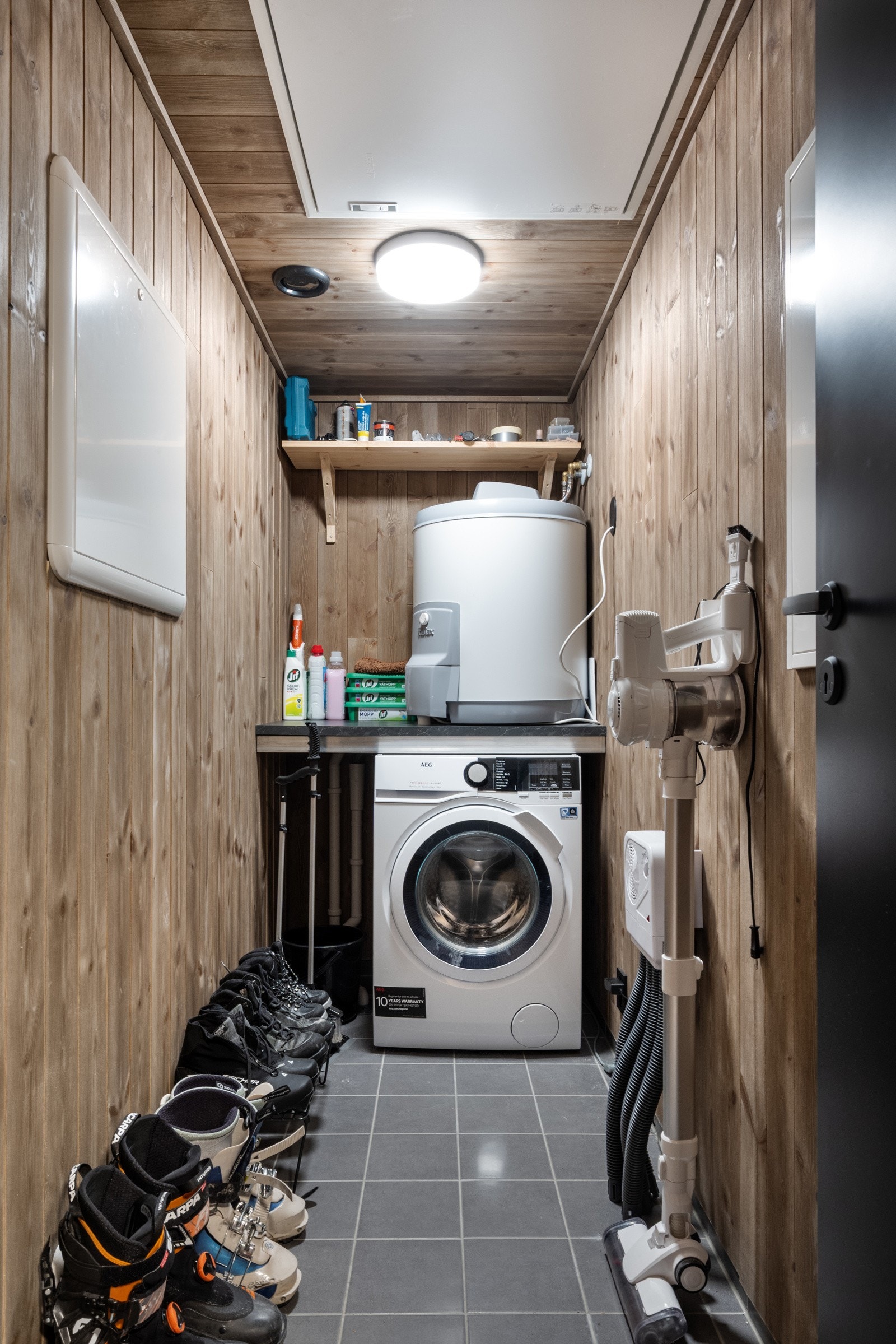 Teknisk rom/innvendig bod med opplegg for vaskemaskin. Galleribilde