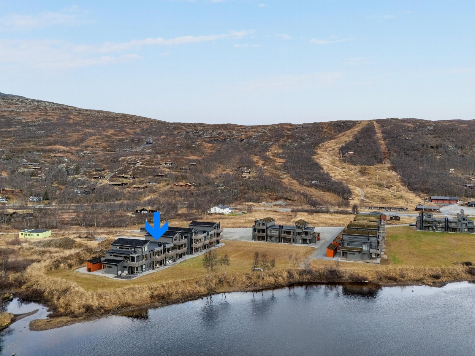 Solrik beliggenhet i 2. etasje, med herlig utsikt over elva Bjoreio og fjellene rundt. Gangavstand til skisenter og langrennsløyper like utenfor døren. Galleribilde