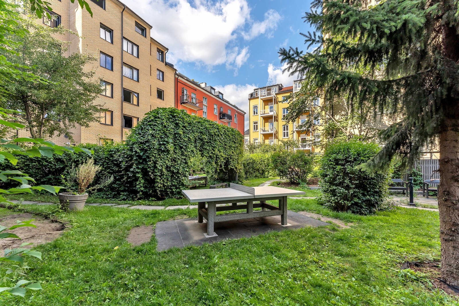 Det er lekeplass og bordtennisbord i bakgården, samt bord og grillsted Galleribilde