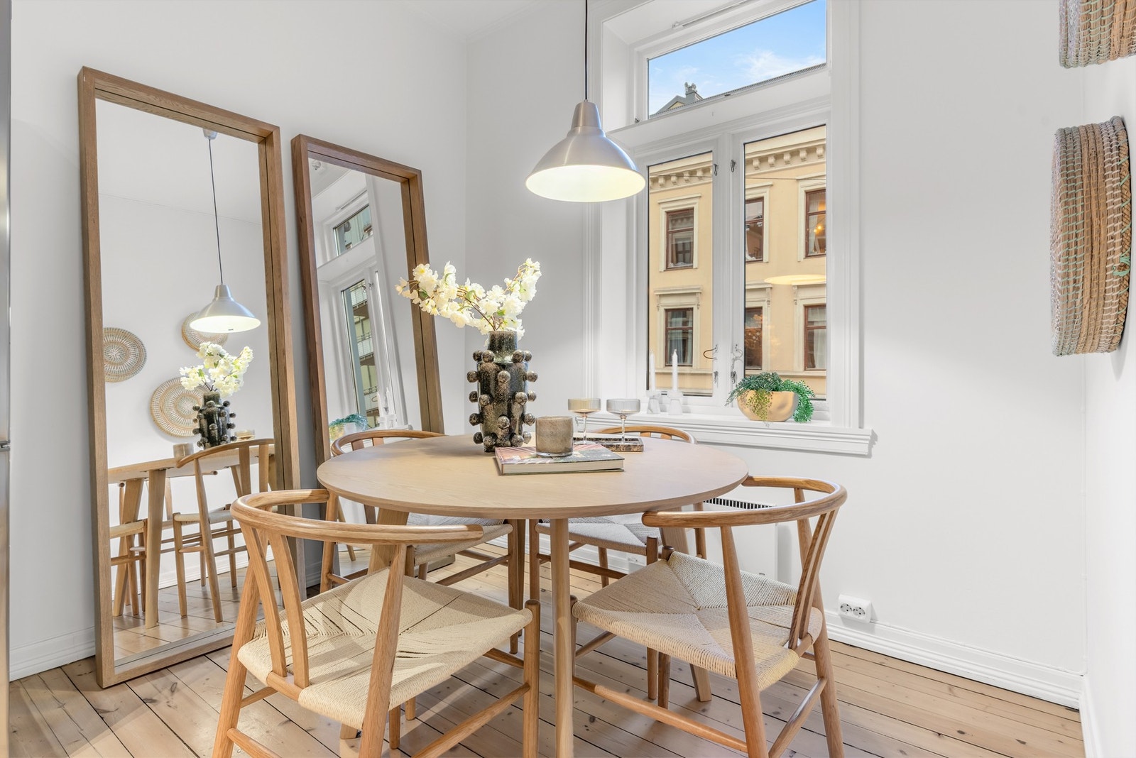 Koselig spiseplass på kjøkkenet ved vinduet Galleribilde