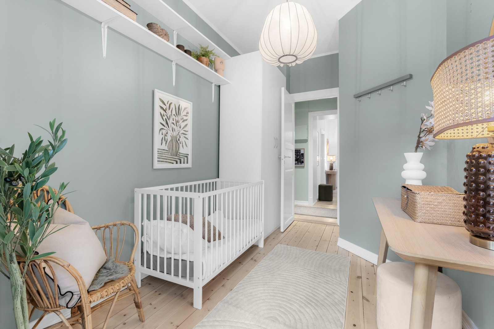 Rommet har plass til både seng, kontorpult og medfølgende garderobeskap Galleribilde