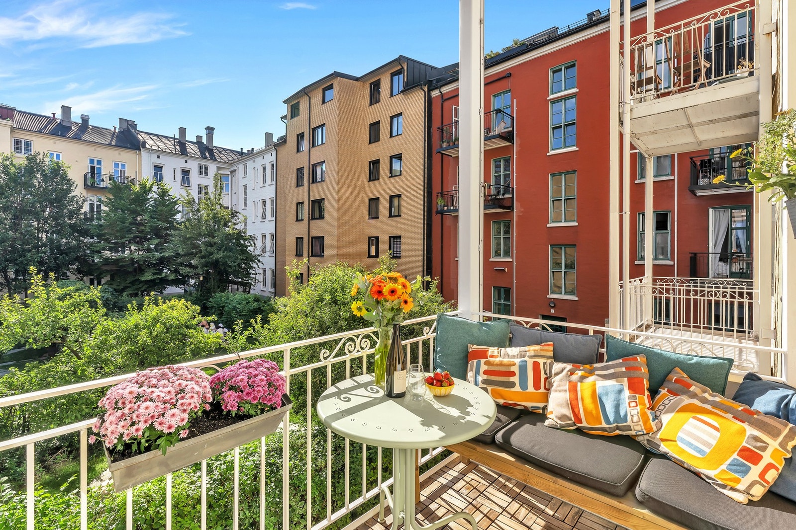 Sommerbilder fra den herlige balkongen - Sydvestvendt balkong med fine solforhold Galleribilde