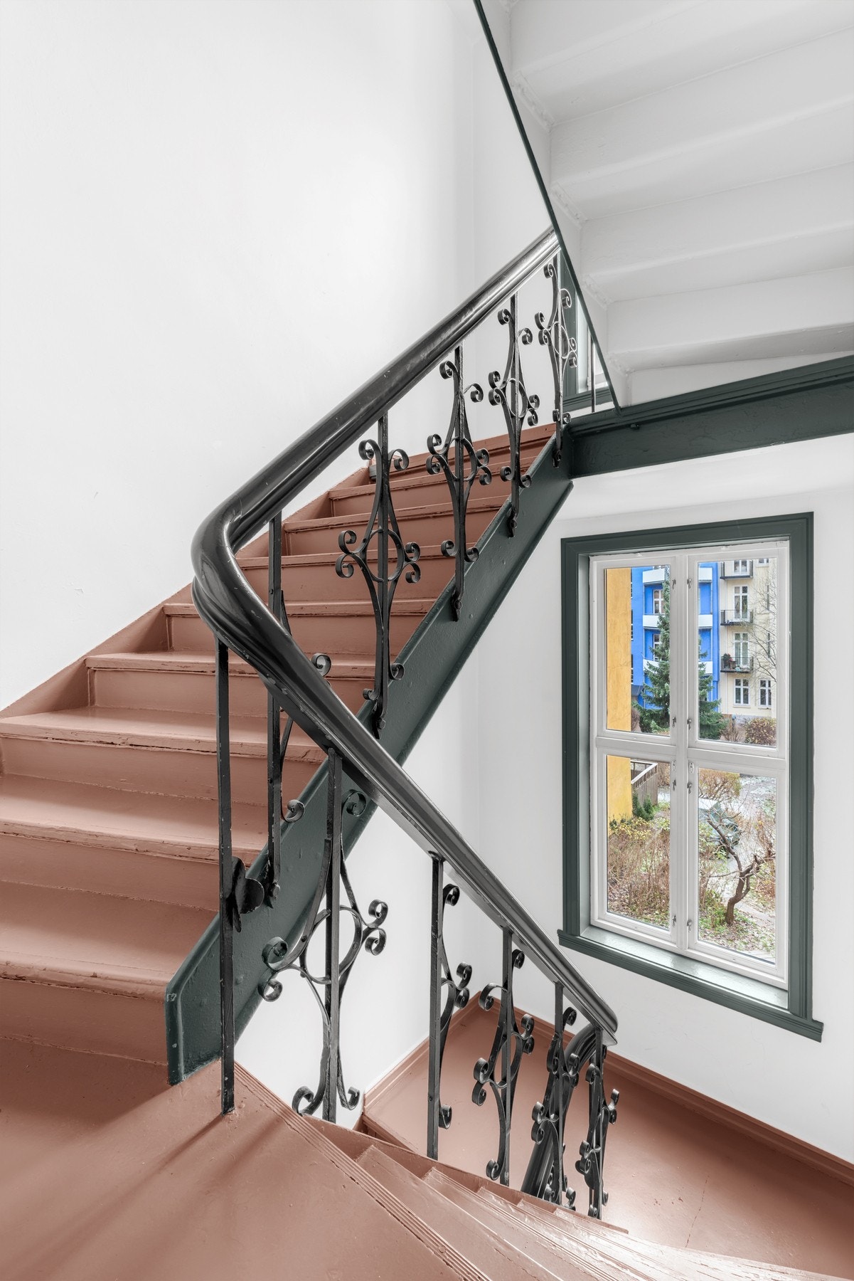 Leiligheten ligger i en klassisk bygård med fine detaljer i trappeløpet Galleribilde