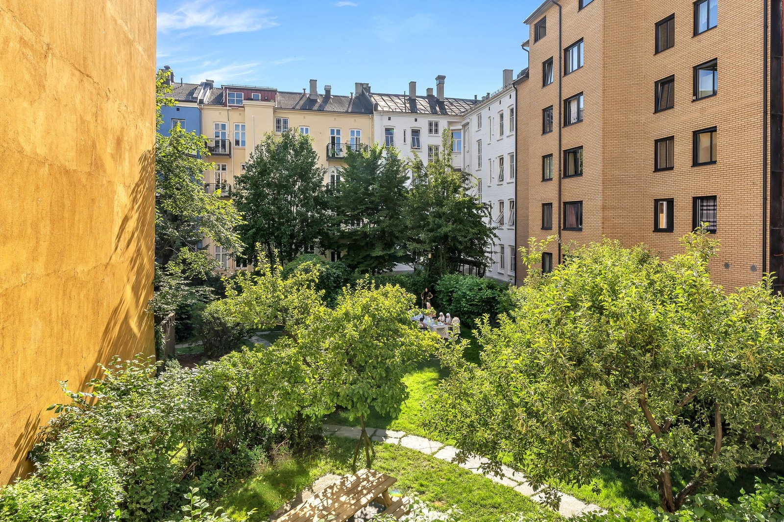 Bakgården/Lisakvartalet en flott opparbeidet felles bakgård til glede for beboerne Galleribilde