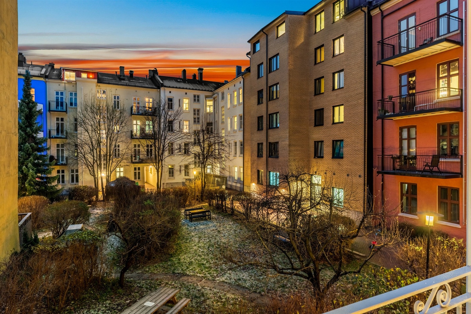 Balkongen vender inn mot en rolig, meget idyllisk og pent opparbeidet bakgård Galleribilde