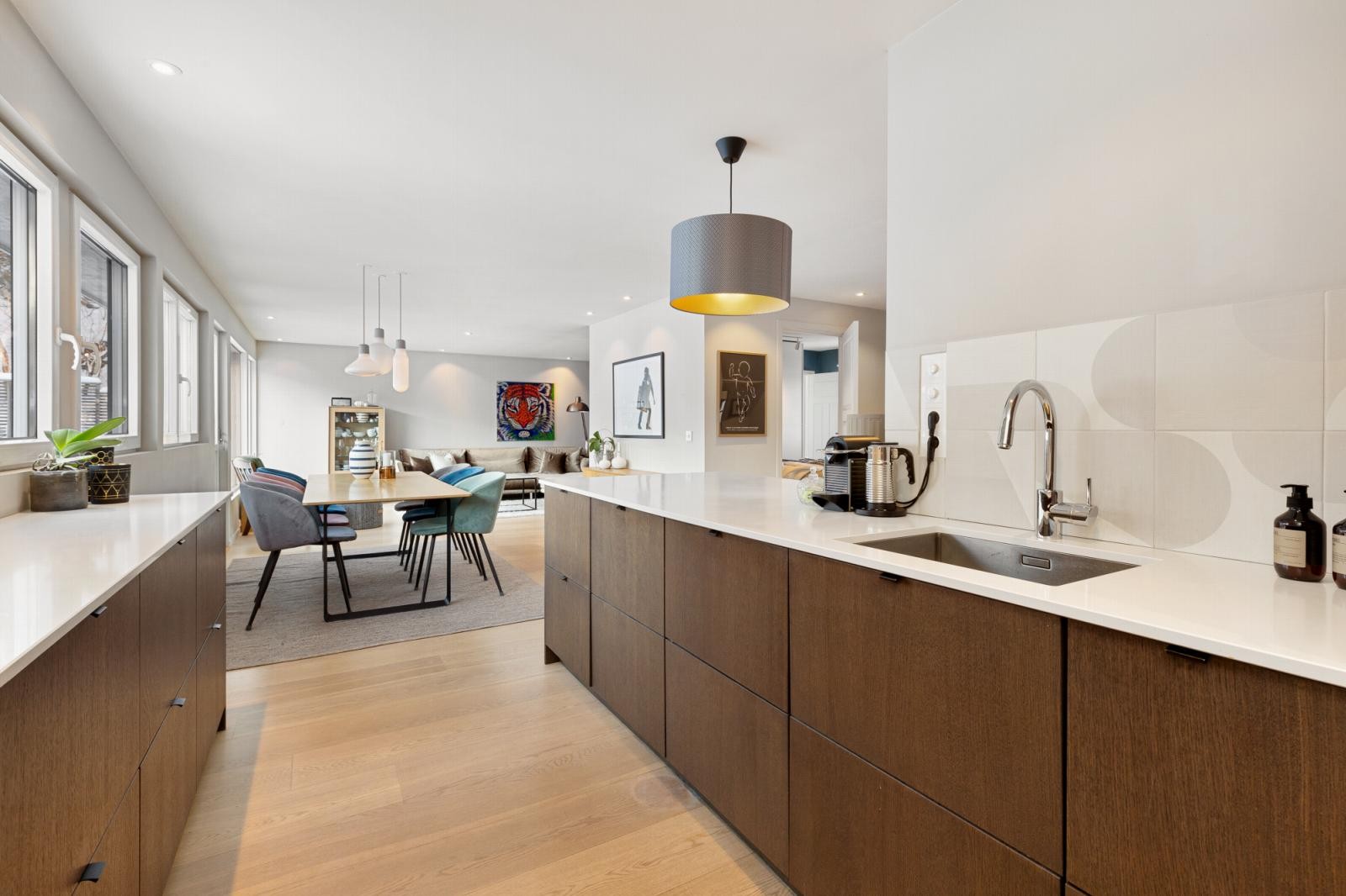 To integrerte oppvaskmaskiner og integrerte stekeovner plassert i høyskap - nedfelt induksjonstopp Galleribilde