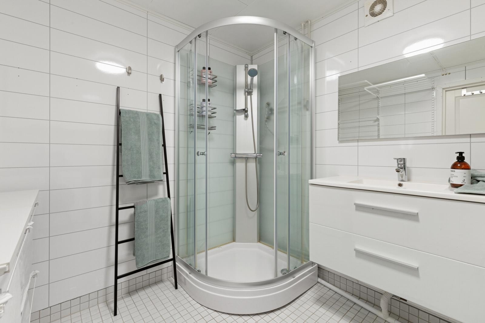 Kombinert bad og vaskerom Galleribilde