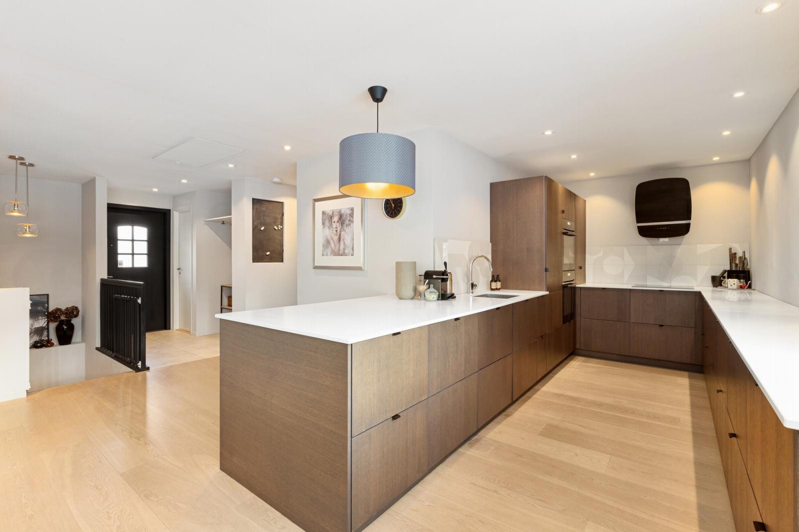 Åpen kjøkkenløsning fra 2017. Fronter av finér og benk av kvartskompositt Galleribilde