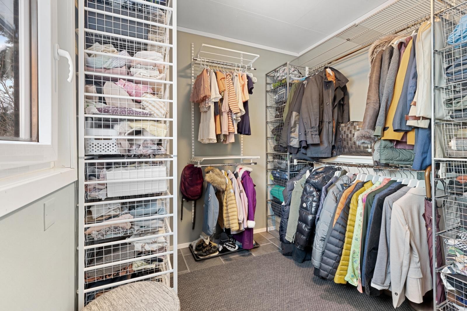 Omkledningsrom/garderobe ved inngangspartiet (opprinnelig soverom) Galleribilde