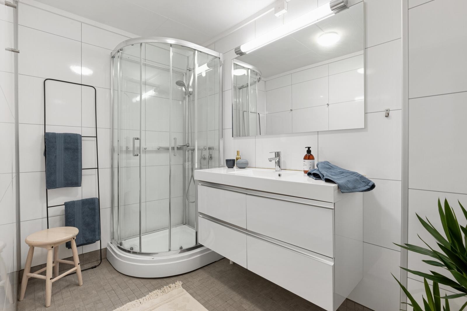 Baderom fra 2015 - vegghengt innredning med heldekkende servant og ett-greps armatur Galleribilde