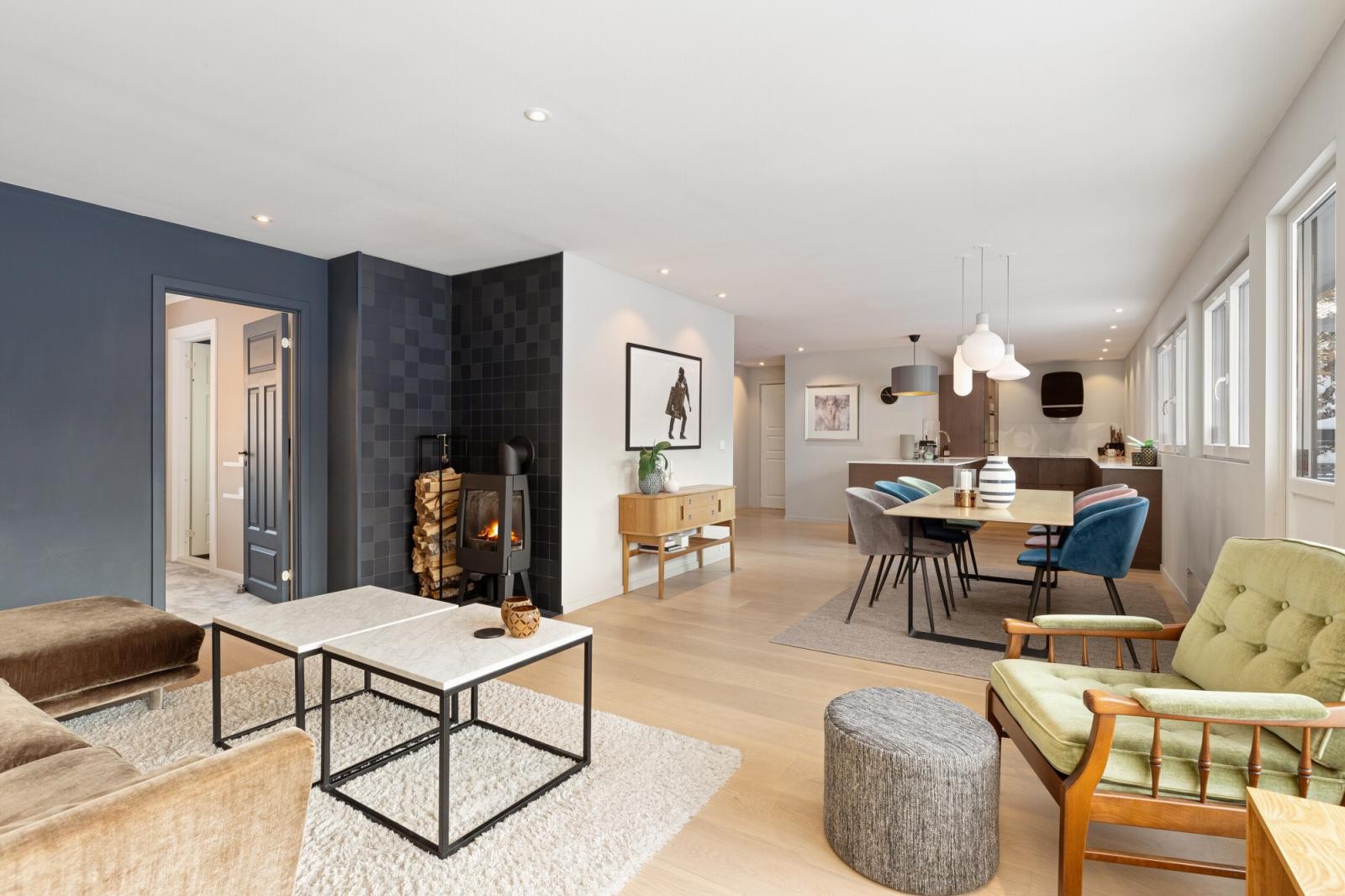 Stue mot spisestue og kjøkken Galleribilde