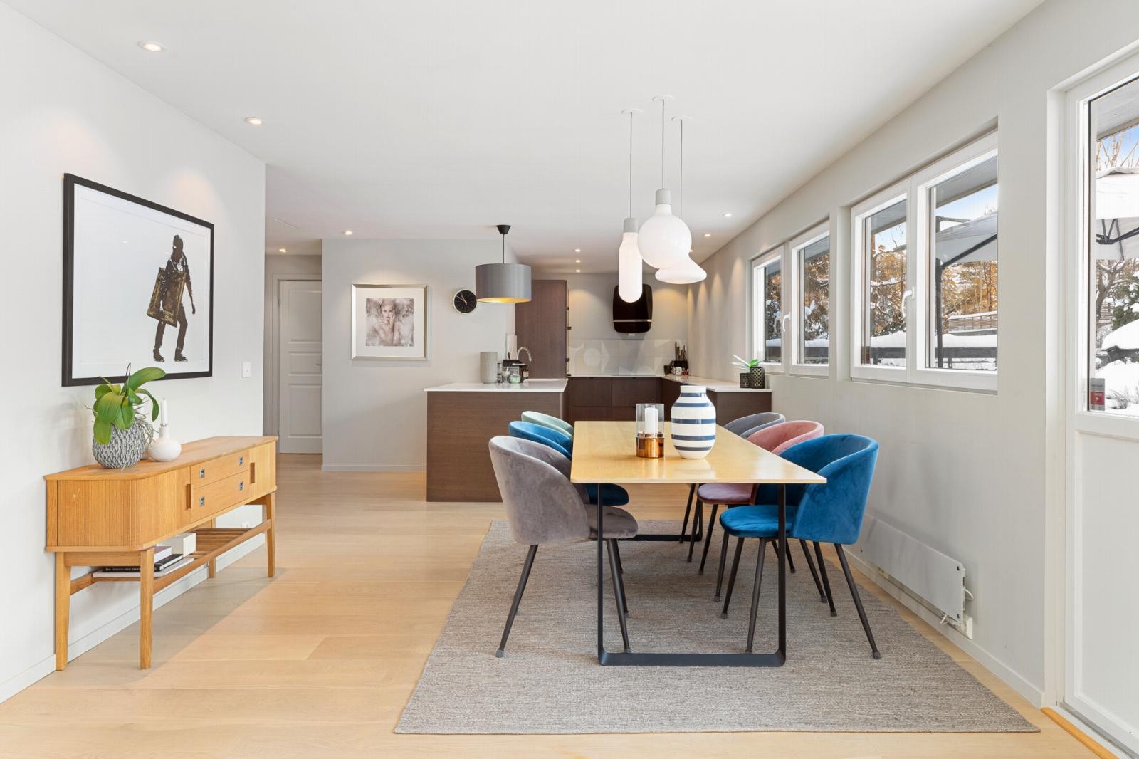 Spisestue med utgang til terrasse, platting og hage Galleribilde