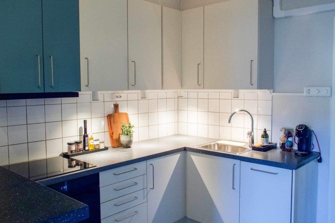 Flott og praktisk kjøkken med nye hvitevarer Galleribilde