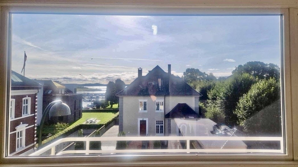 Utsikt fra stue-vindu og balkong Galleribilde