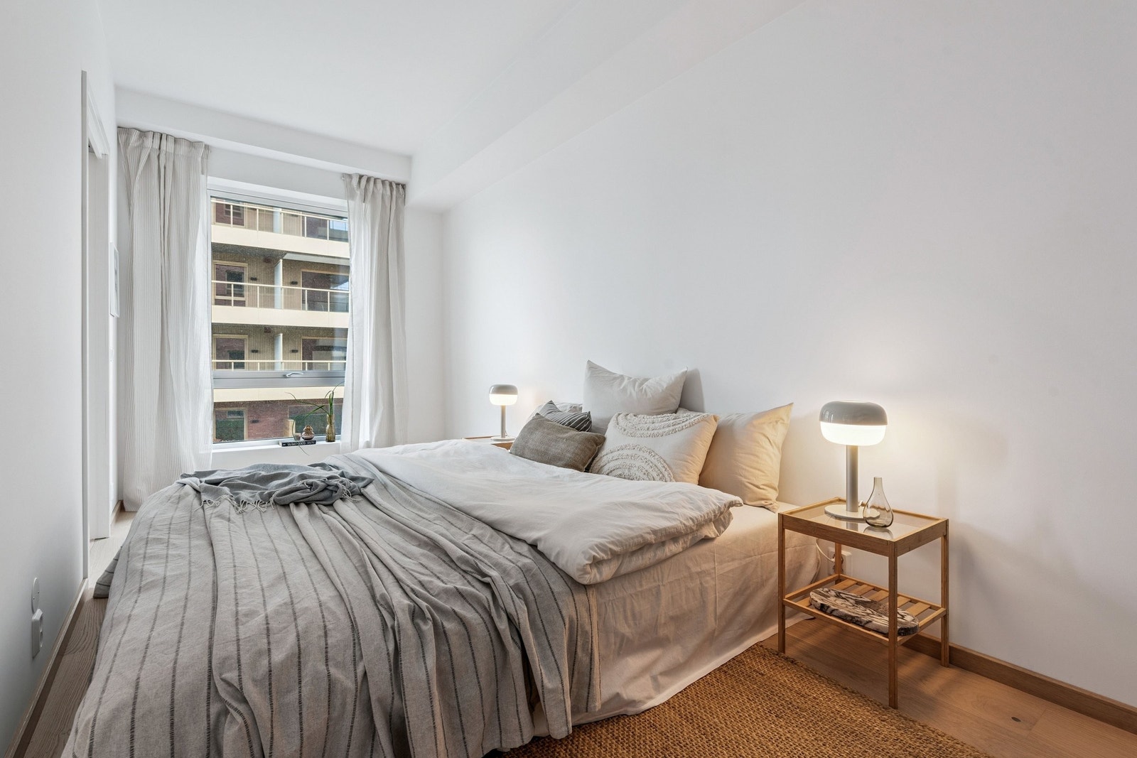 Romslig soverom med plass til god oppbevaring Galleribilde