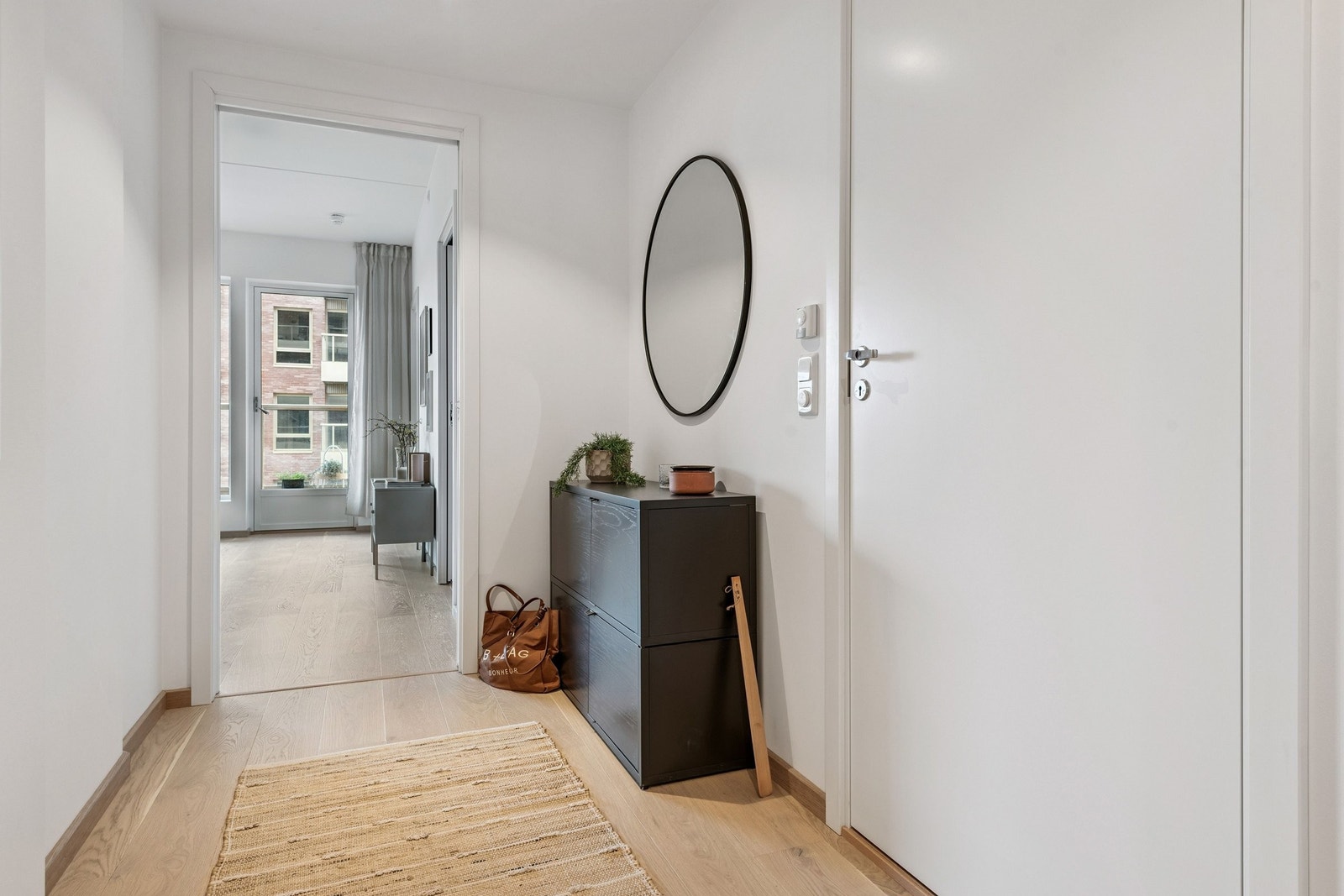 God plass i entré Galleribilde