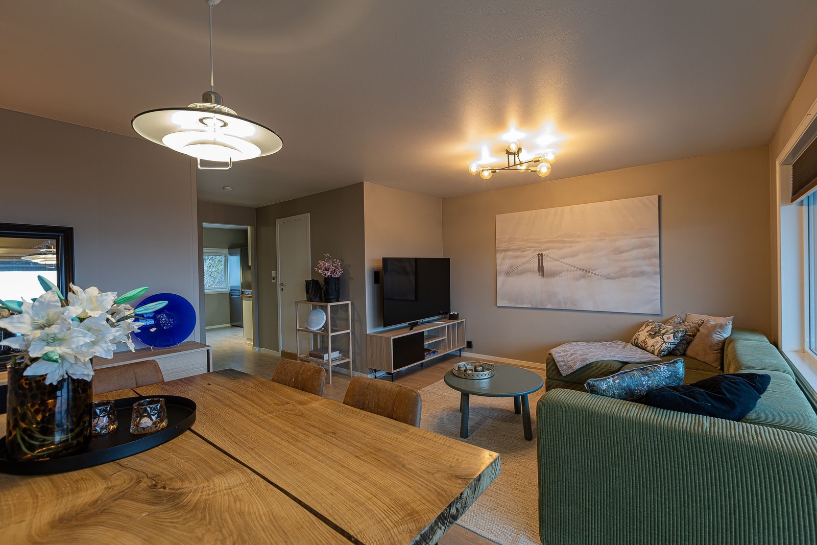 Innbydende stue med lune fargetoner og nye lamper Galleribilde