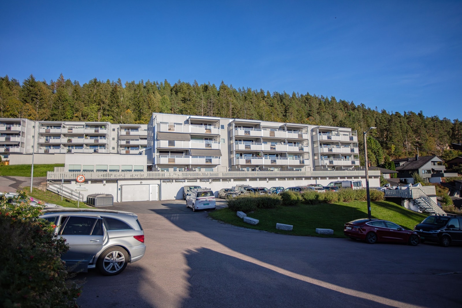 Pent uteområde, med gode parkeringsmuligheter for gjester Galleribilde