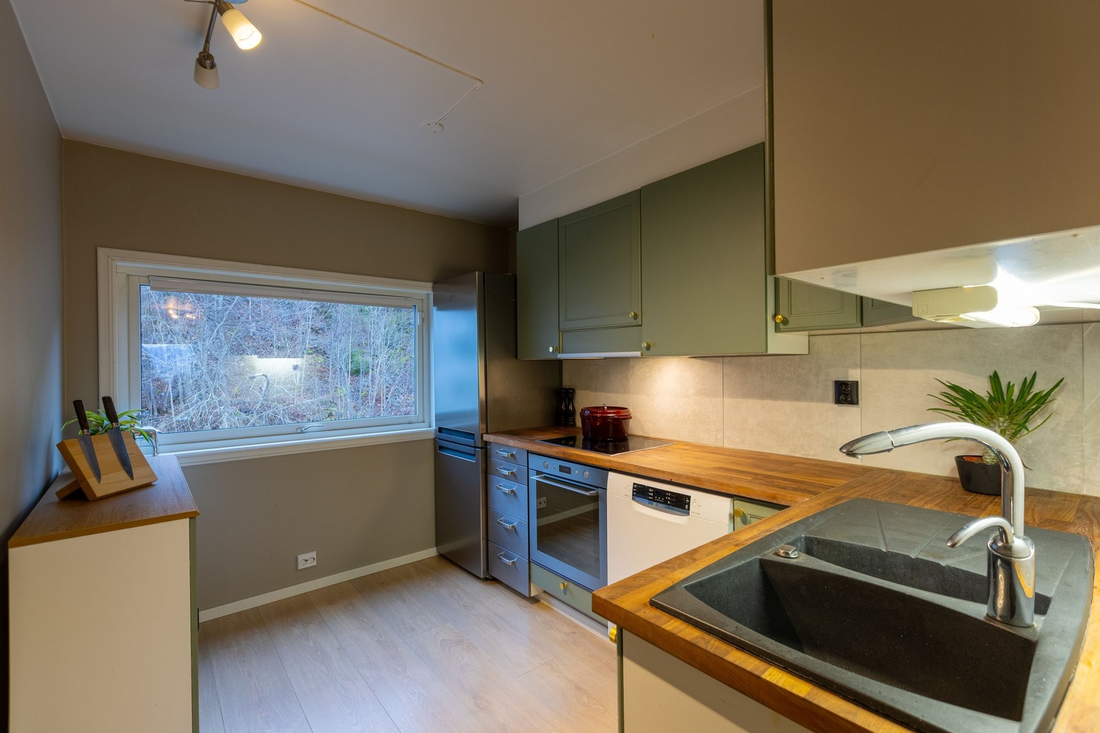 Lyst rom med plass til spisebord og hyggelig utsikt Galleribilde