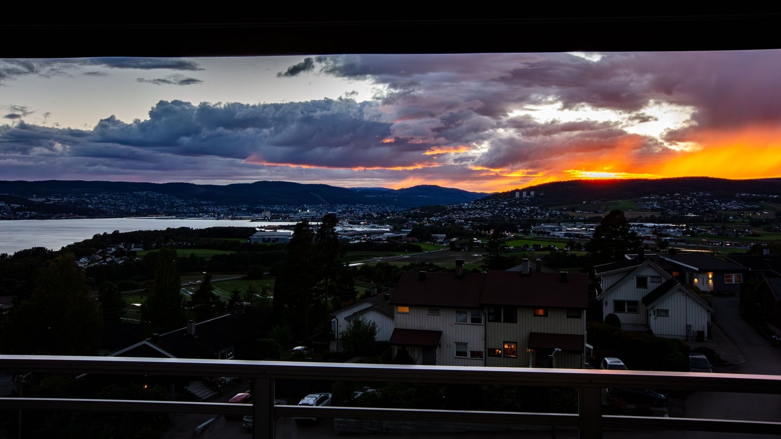 Vakre solnedganger året rundt - balkongen byr på et nytt fargespill hver kveld Galleribilde