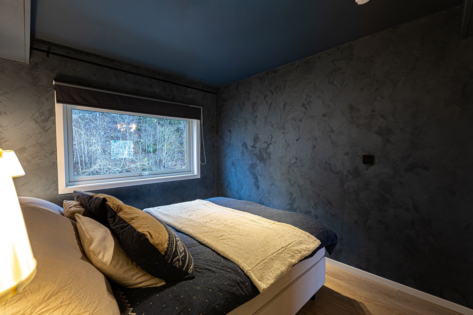 Lunt uttrykk og gode lysforhold fra vinduet mot grønt område Galleribilde