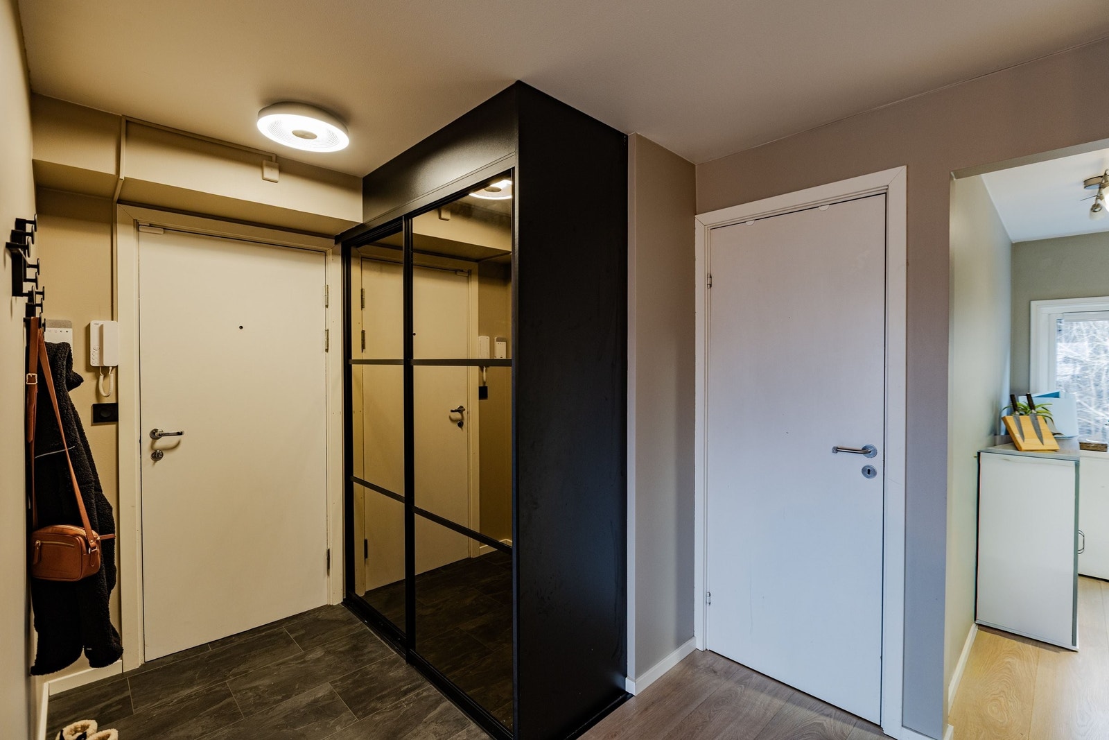 Lys entré med praktisk garderobeløsning Galleribilde