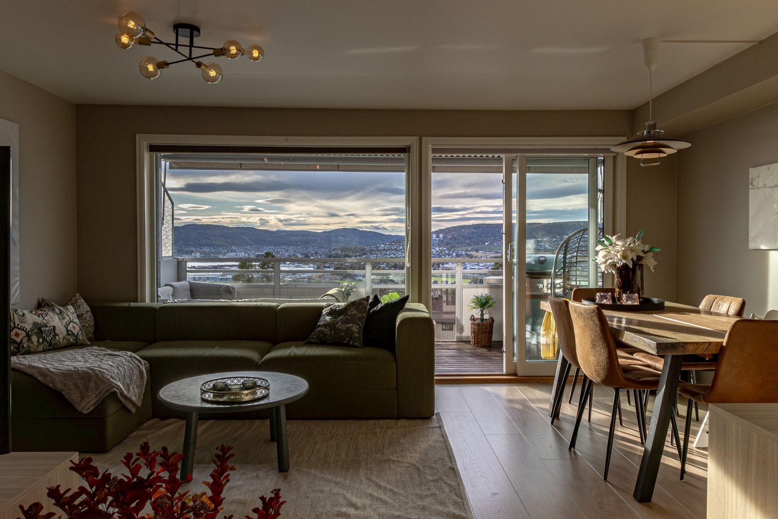 Romslig stue/spisestue med nydelig utsikt Galleribilde