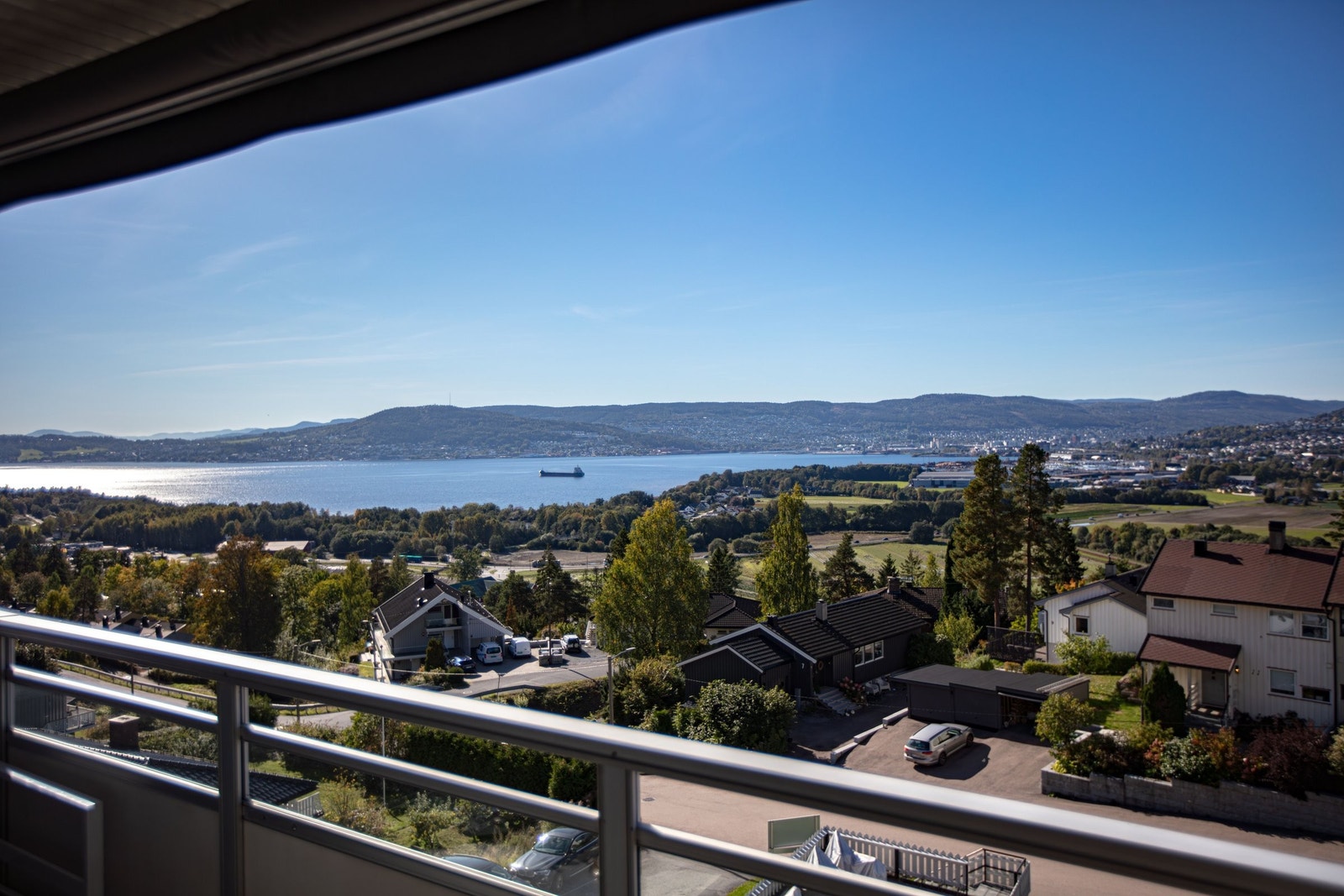 Vestvendt balkong med flott utsikt og gode solforhold Galleribilde