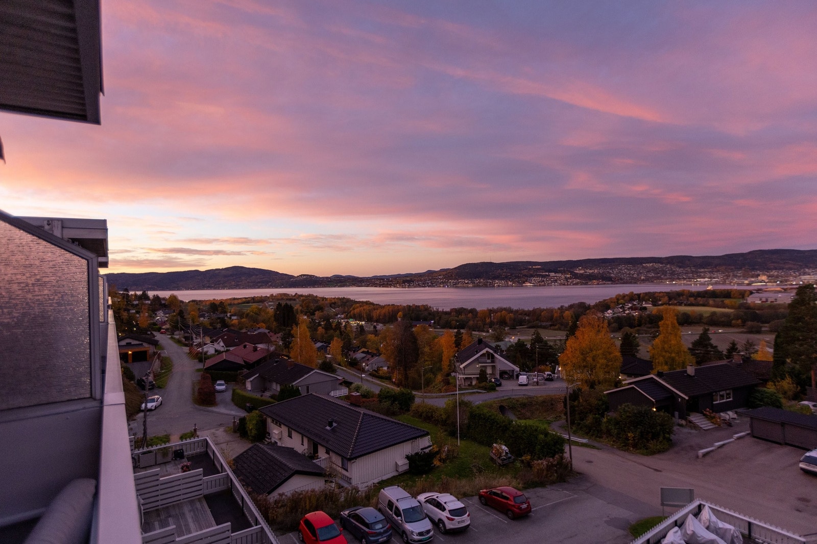 Utsikten fra leiligheten er like fin sommer som vinter Galleribilde