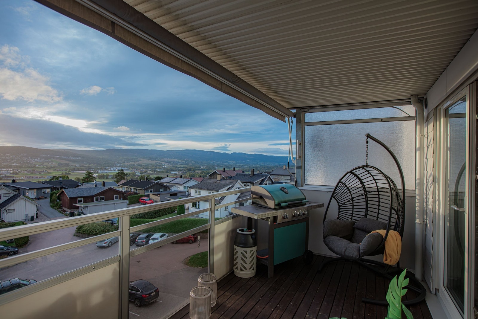 Overbygd balkong med plass til spisegruppe og grill. Galleribilde